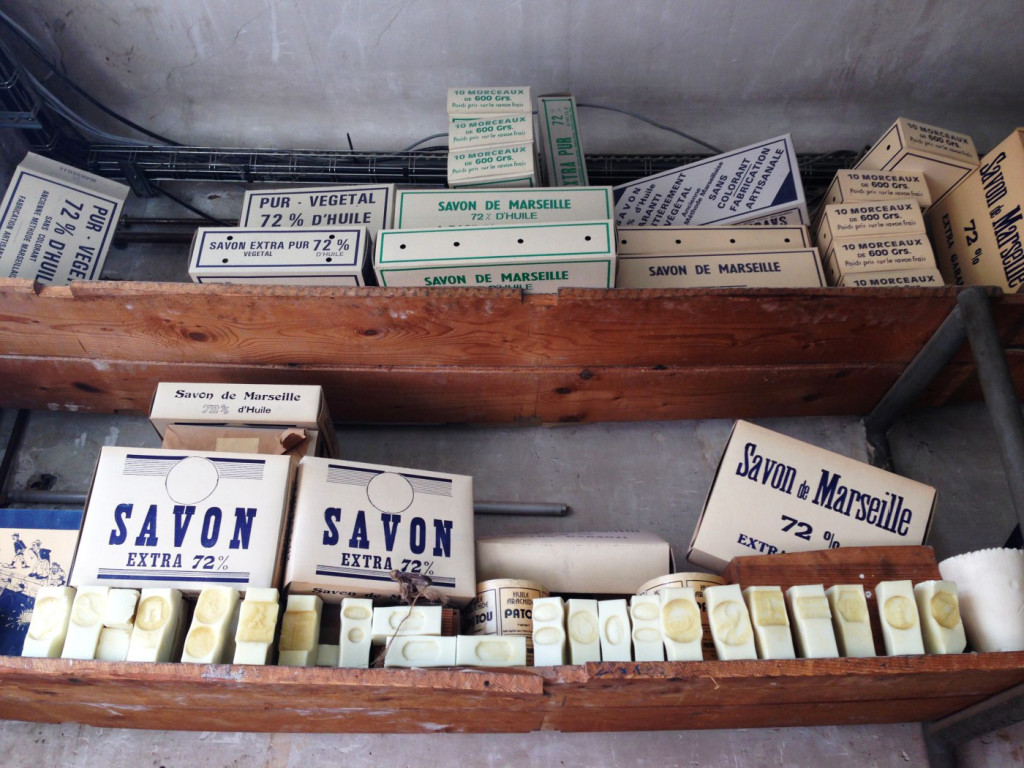 C’est l’été, prenons un bain…..de savon au magasin d’usine de Rampal Latour !