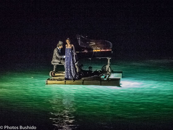 Il jouait du piano debout…sur l’eau…