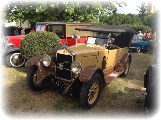 Voiture de collection - Le printemps au château de Calas