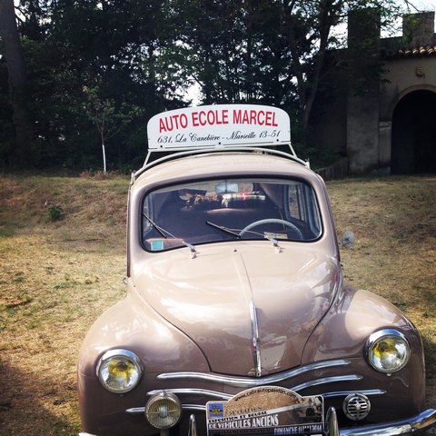 Voiture de collection - Le printemps au château de Calas