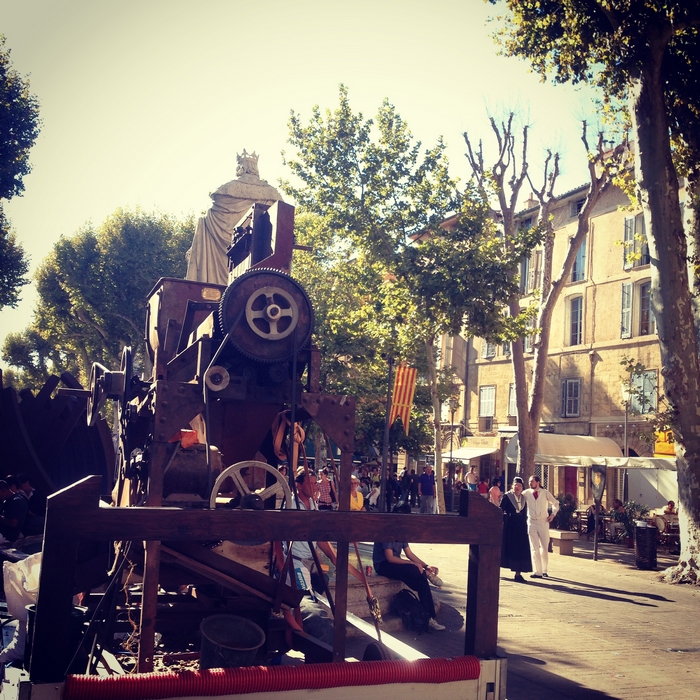 Machine à casser les amandes - Fête du calisson d'Aix en Provence