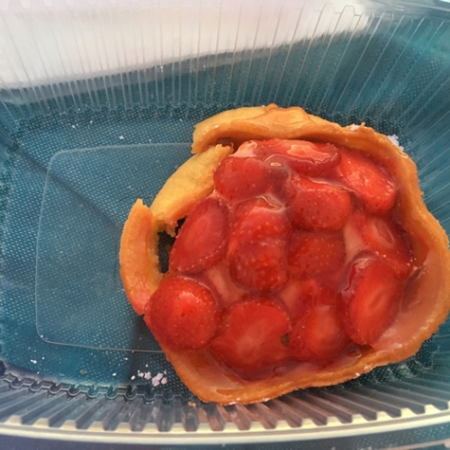 Deliveroo - Fuxia - Tarte aux fraisex maison sur fond de pâte aux amandes -