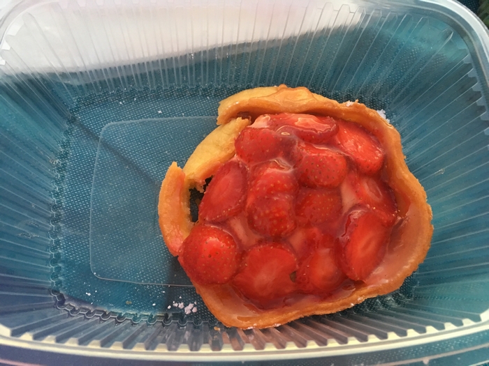 Deliveroo - Fuxia - Tarte aux fraisex maison sur fond de pâte aux amandes -